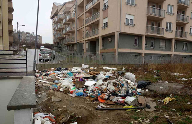 Депоније поред нових зграда